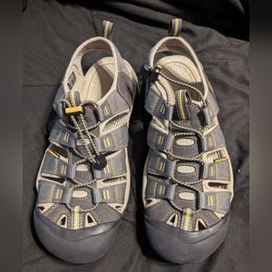 Like new men's Keen Newport H2 sandal, size 9.5, black black raven/aluminum